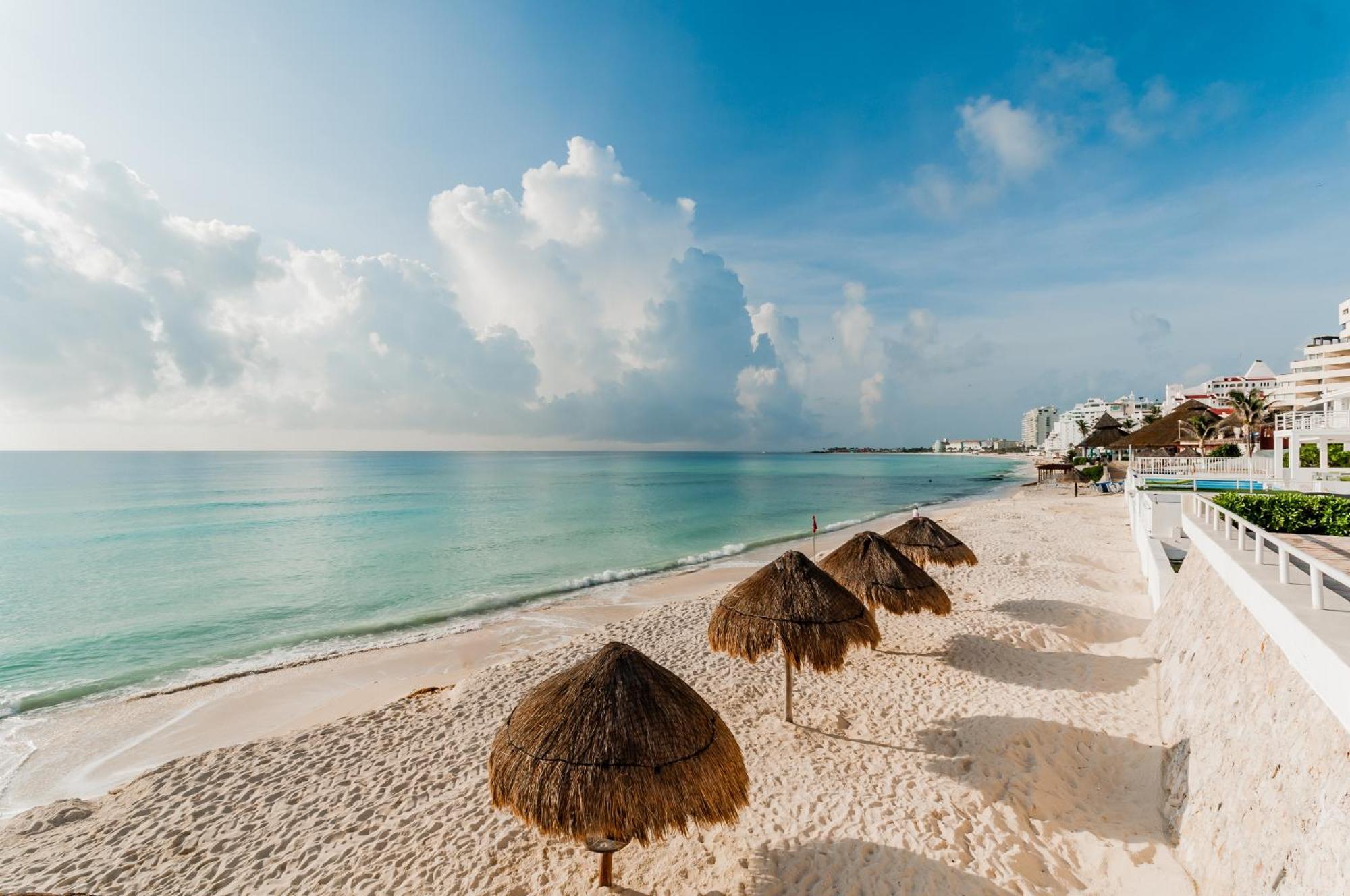Brisas Beachfront Penthouses Cancun Exterior photo